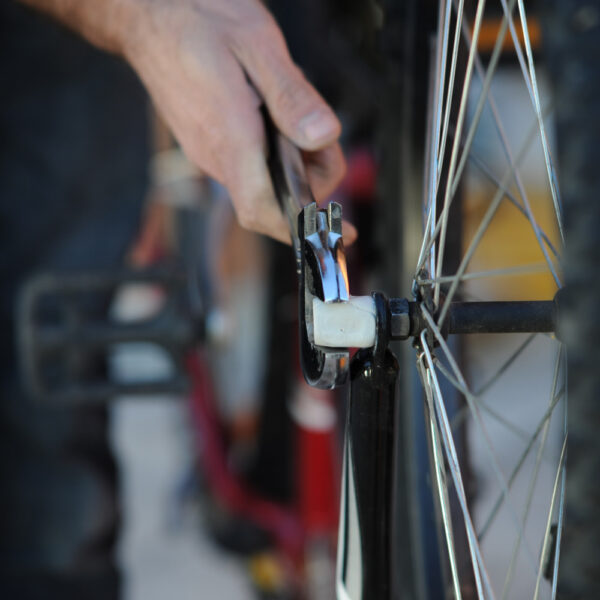 Réparer un vélo avec la pâte à réparer Répar +