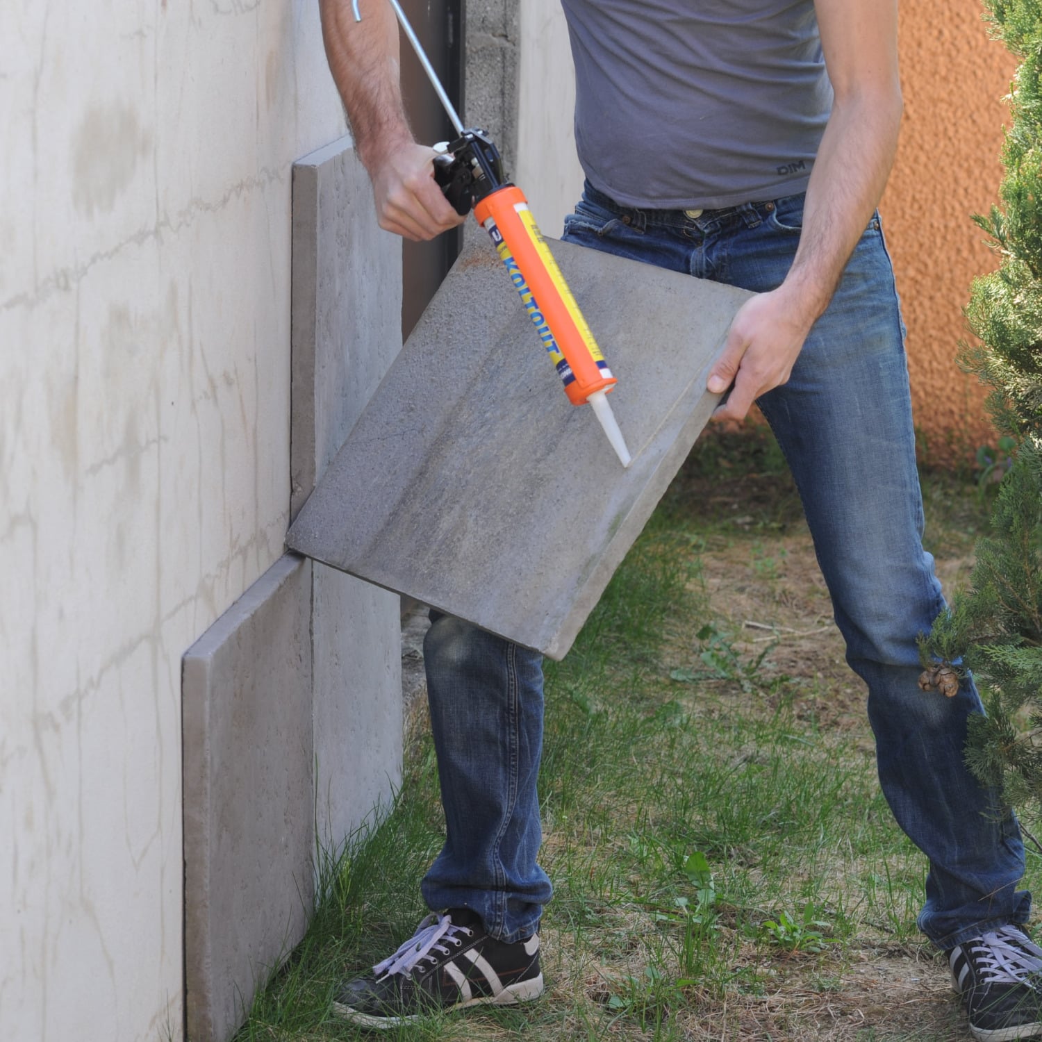 Recoller une dalle, du carrelage sur un mur extérieur ou une terrasse — free download