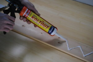 Comment coller, fixer, poser des plinthes en bois sur parquet
