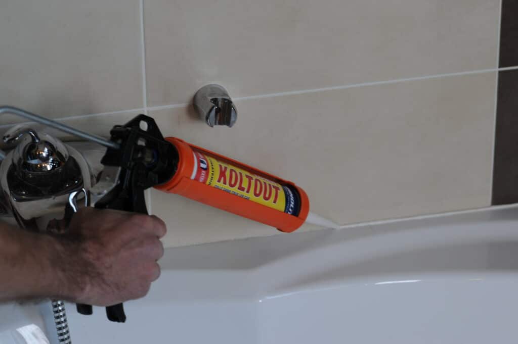 Réalisation joint baignoire, joint d'étanchéité - Cyanolit