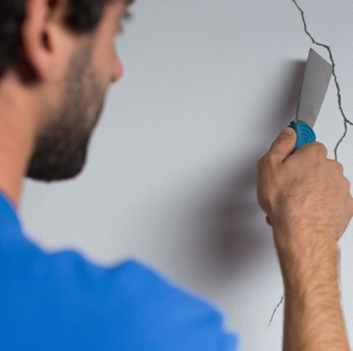 COLMATER UNE FISSURE SUR UN MUR AVEC KOLTOUT ULTRA