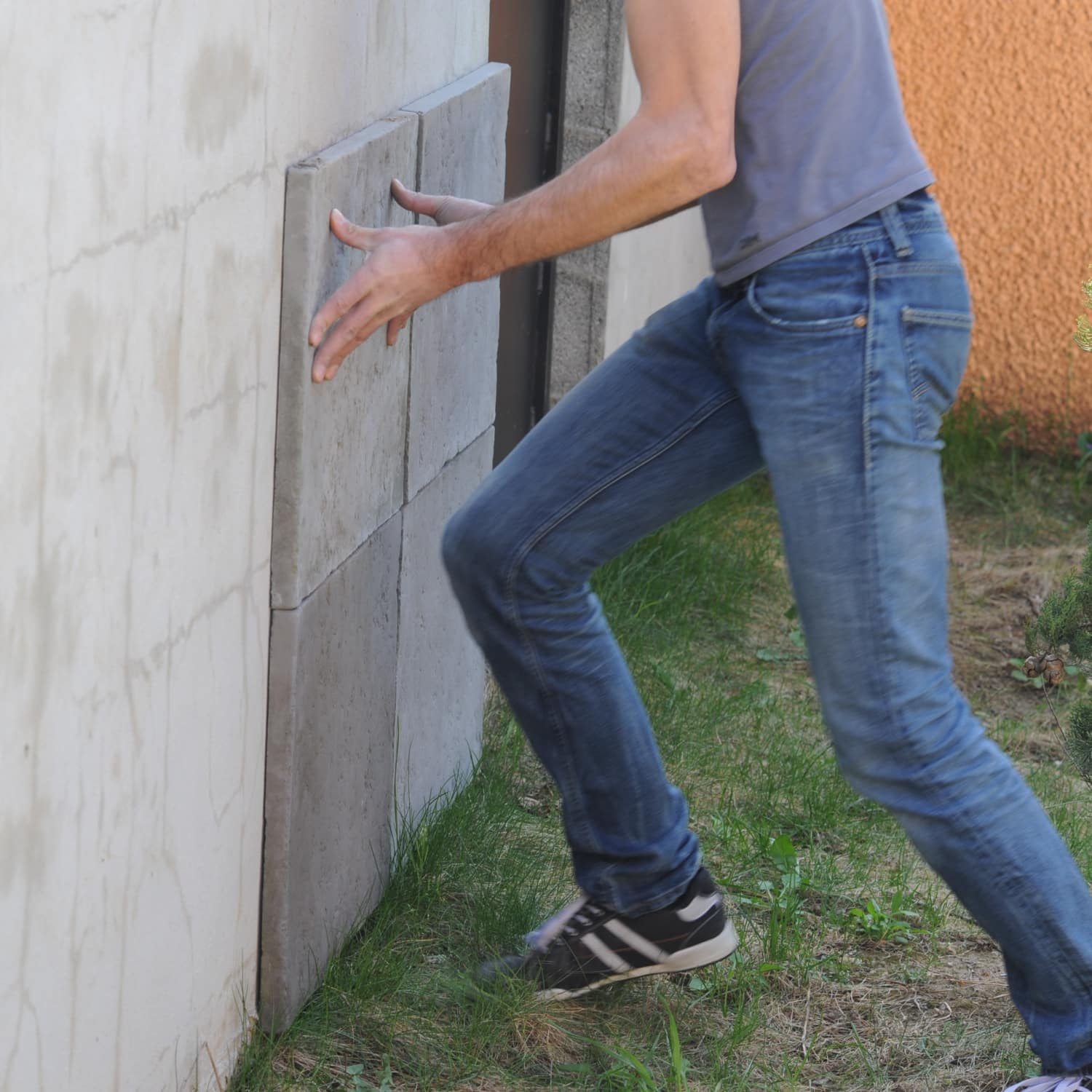 Recoller une dalle, du carrelage sur un mur extérieur ou une terrasse — free download