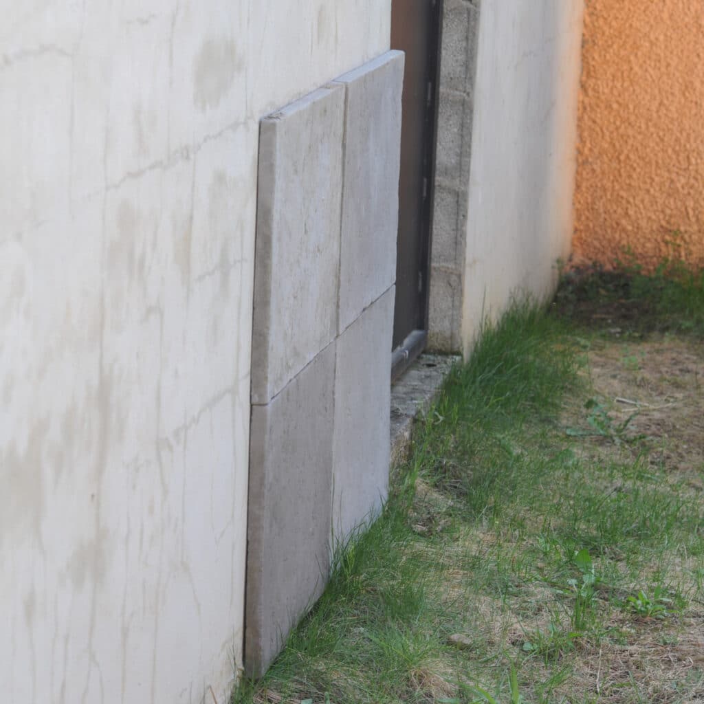 Recoller une dalle, du carrelage sur un mur extérieur ou une terrasse — free download